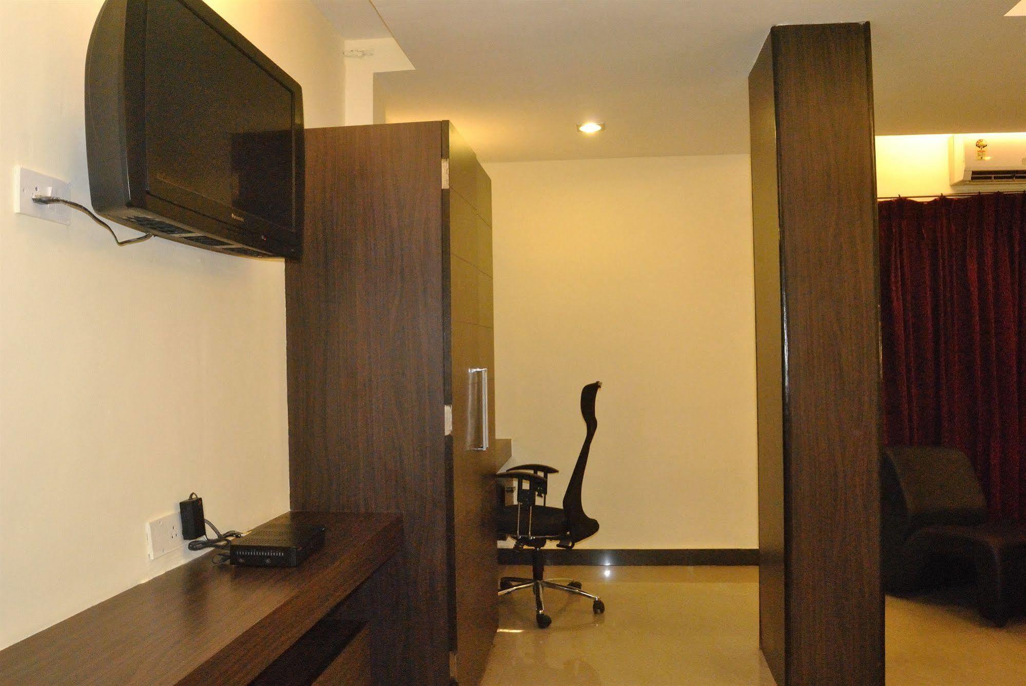 Hotel Mars Classic Chennai Bagian luar foto